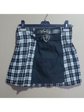 Romwe Plaid Black Skirt with Heart Buckle Size Medium